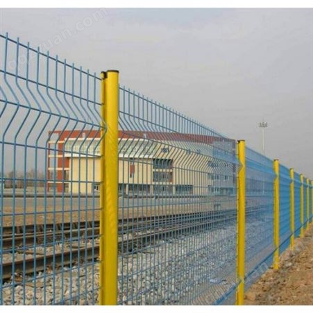 隔离栅小区公园护栏网镀锌丝高速公路桃型柱防护栏围网厂家定制