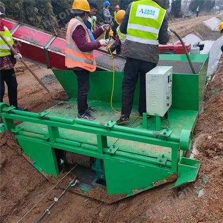 山东宏威240型厂家定制各种水渠 渠道混凝土水渠滑膜机 矩形水渠成型机